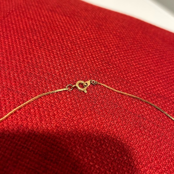 Vintage Avon Gold Tone Necklace with Heart & Rosette Pendant - Picture 4 of 7